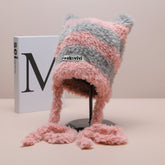 Gestreifte Wollmütze mit Buchstabengrafik und Zopfmuster in Kontrastfarbe, warm, lässig, süßer Plüsch-Ohrenschützer-Hut